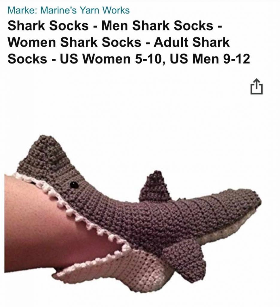 Das Bild zeigt den Screenshot einer Werbeanzeige für Stricksocken in Hai-Form. Dabei sieht es so aus, als würde ein gestrickter Hai den Fuß auffressen.