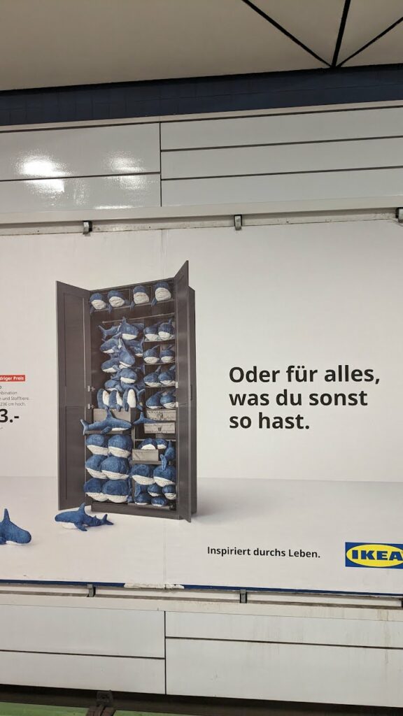 Werbeplakat von IKEA: Ein Schrank voller Blahajs und dem Spruch "Oder für alles, was du sonst so hast."